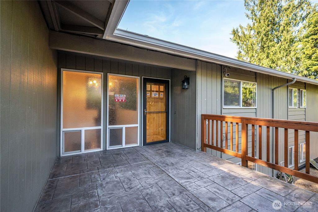 Photo of 2441 W Lynnwood Drive, Longview, WA 98632 (MLS # 2521194)