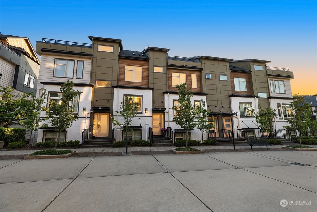 Photo of 933 7th Avenue NE, Issaquah, WA 98029 (MLS # 2264298)