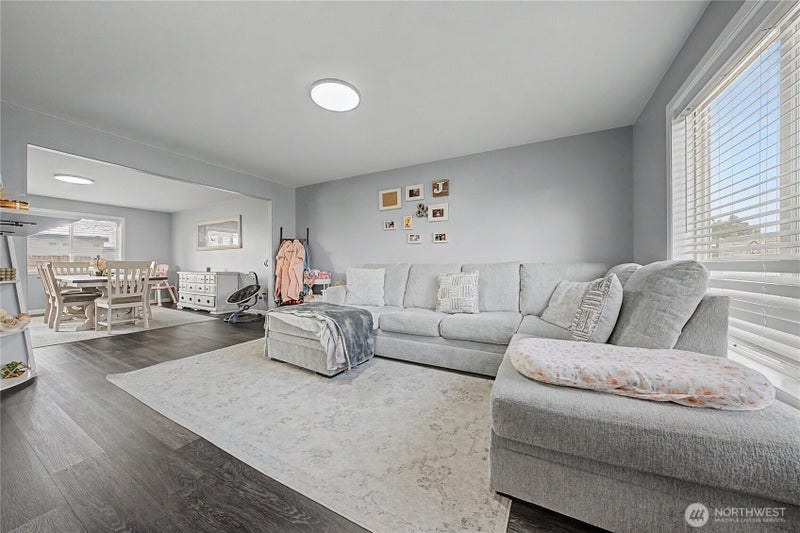 1737 W Mockingbird Street