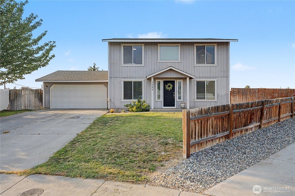 Photo of 1737 W Mockingbird Street, Moses Lake, WA 98837 (MLS # 2572514)