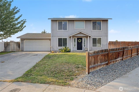 Photo of 1737 W Mockingbird Street, Moses Lake, WA 98837 (MLS # 2572514)