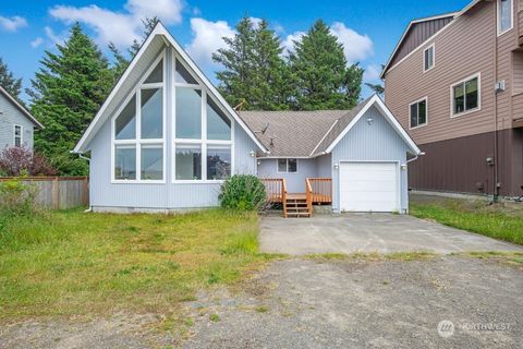 Photo of 32708 J PL Pl, Ocean Park, WA 98640 (MLS # 2250071)