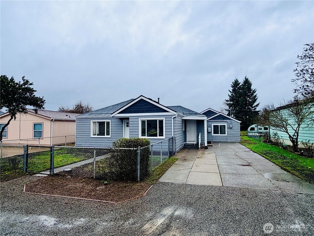 Photo of 127 15th Street SE, Auburn, WA 98002 (MLS # 2457493)