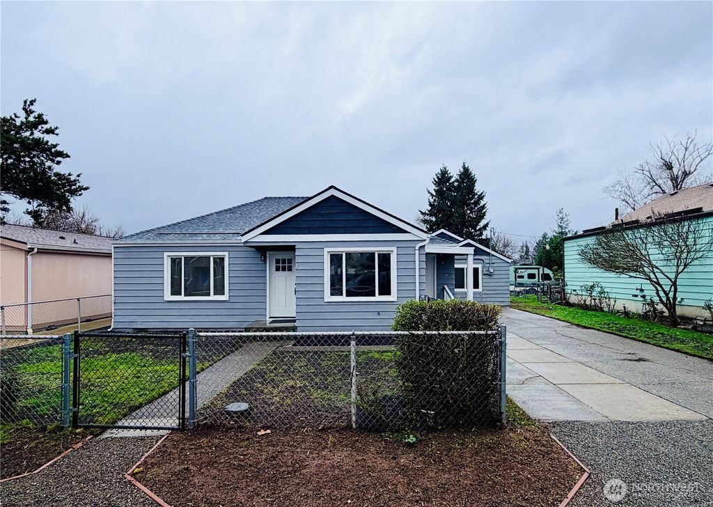 Photo of 127 15th Street SE, Auburn, WA 98002 (MLS # 2457493)
