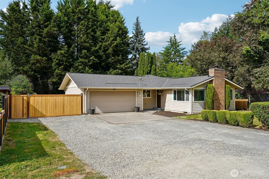 Photo of 1711 7th Avenue SE, Puyallup, WA 98372 (MLS # 2550161)