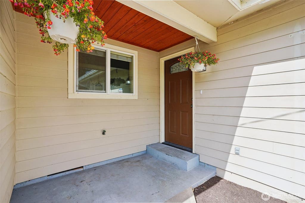 Photo of 1711 7th Avenue SE, Puyallup, WA 98372 (MLS # 2550161)