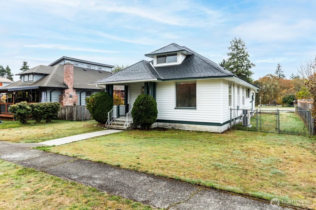 Photo of 602 Louviers Avenue, Dupont, WA 98327 (MLS # 2456906)