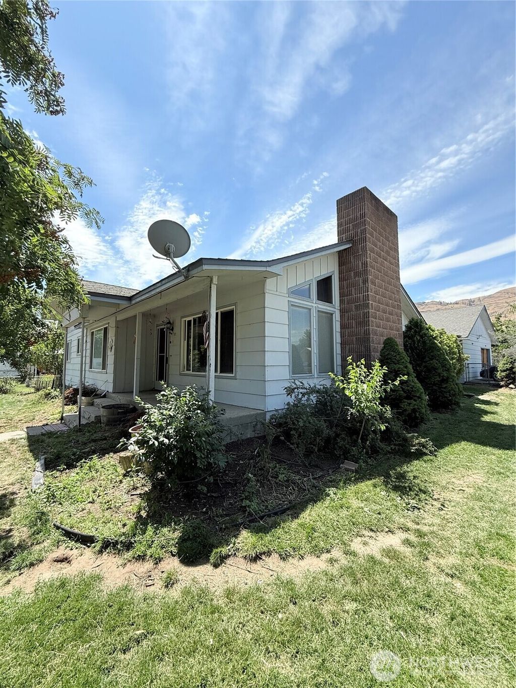 Photo of 522 Golden Street, Oroville, WA 98844 (MLS # 2518319)