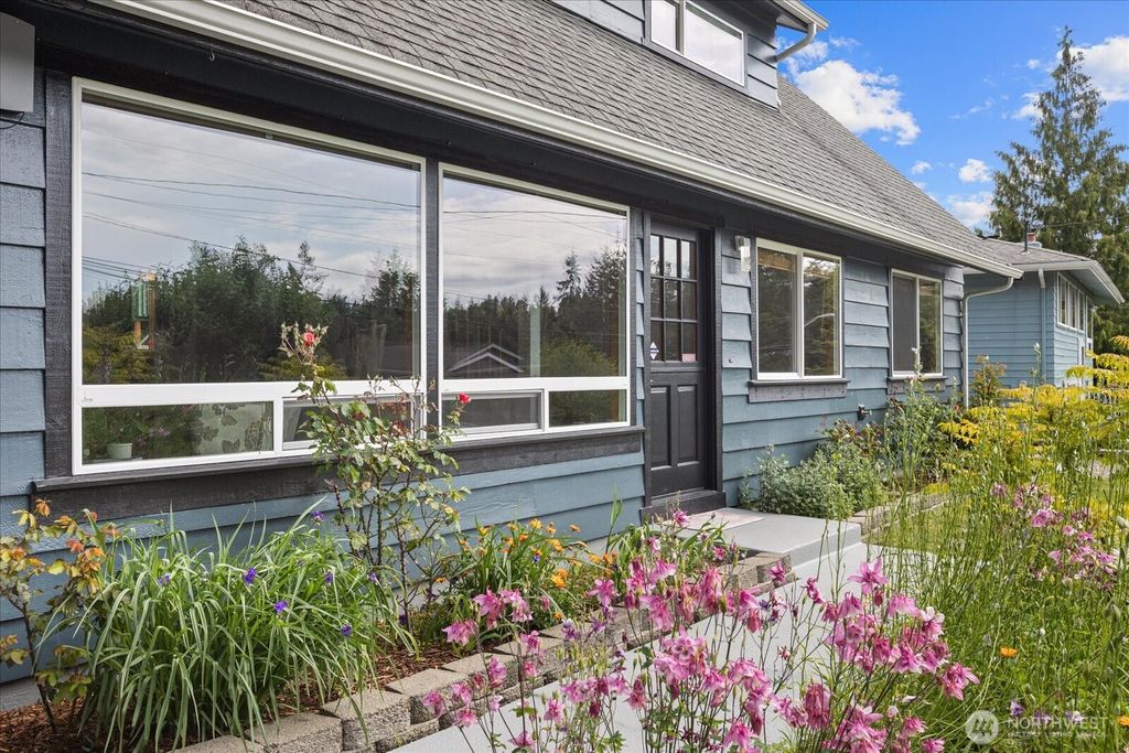 Photo of 7914 NE 203rd Street, Kenmore, WA 98028 (MLS # 2382706)