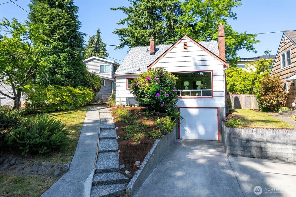 Photo of 9219 15th Avenue NE, Seattle, WA 98115 (MLS # 2385643)