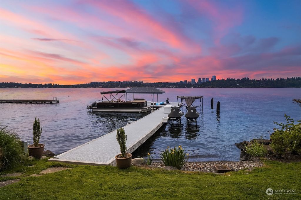 Photo of 7270 N Mercer Way, Mercer Island, WA 98040 (MLS # 2071711)