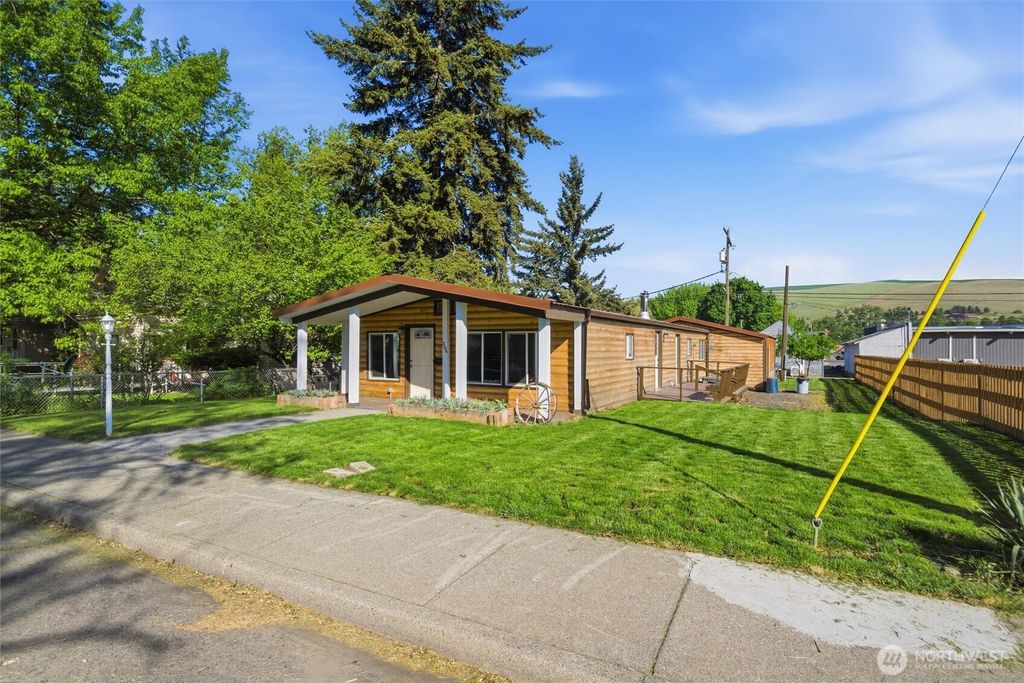 Photo of 304 W Clay ST, Dayton, WA 99328 (MLS # 2518304)