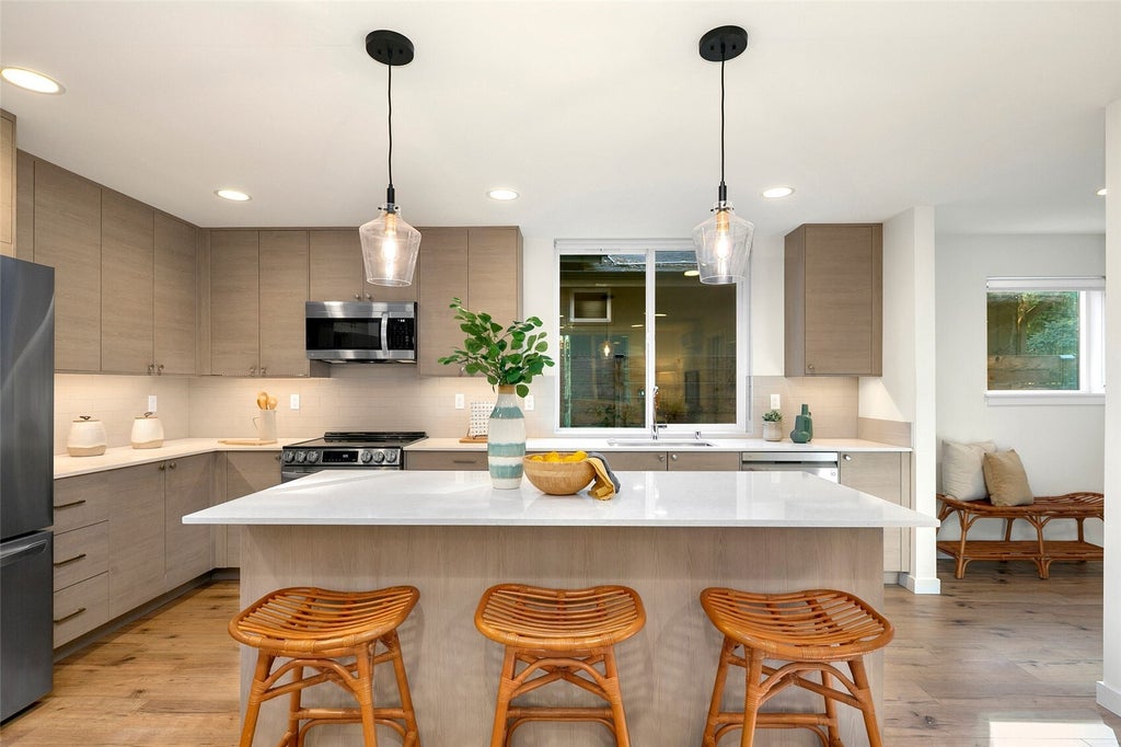 Photo of 11822 31st Place NE #B, Seattle, WA 98125 (MLS # 2593467)