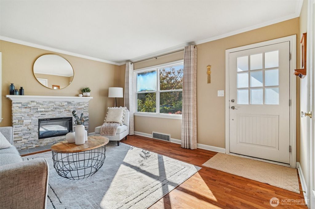 Photo of 7016 34th Avenue NE, Seattle, WA 98115 (MLS # 2437873)