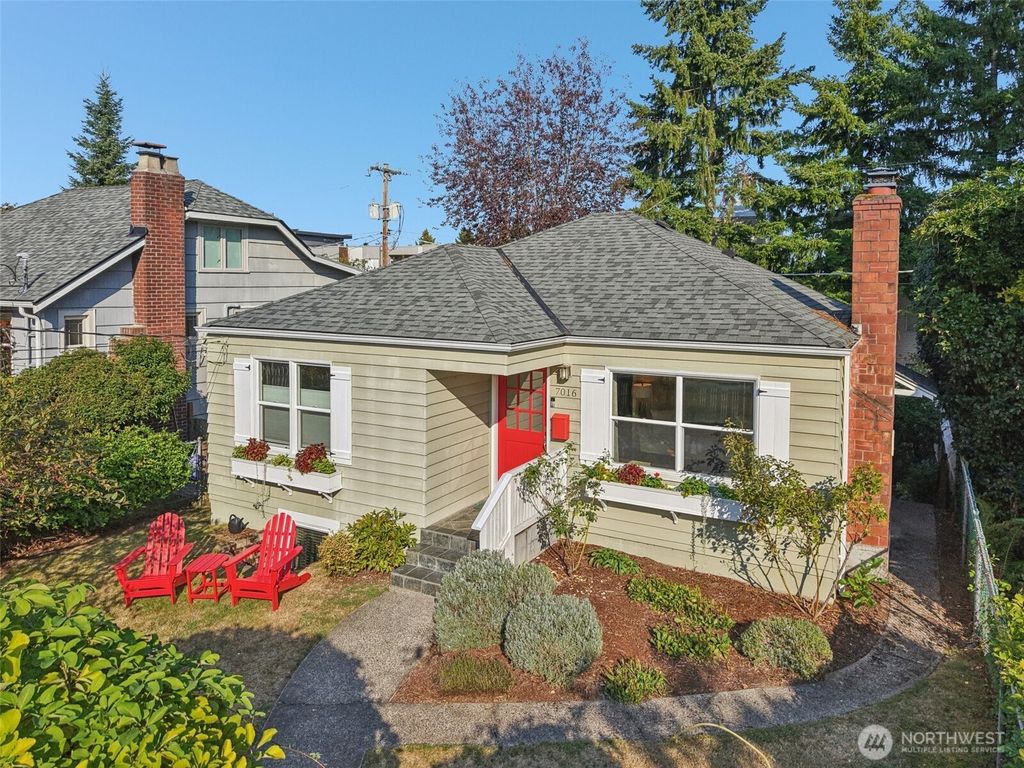 Photo of 7016 34th Avenue NE, Seattle, WA 98115 (MLS # 2437873)