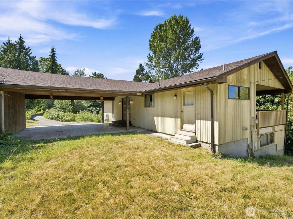 Photo of 13463 MacAdam Road S, Tukwila, WA 98168 (MLS # 2554543)