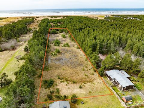 Photo of 995 50th Lane, Seaview, WA 98644 (MLS # 2347558) Photo of 995 50th Lane, Seaview, WA 98644 (MLS # 2347558)