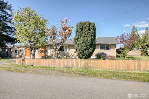 Photo of 317 N Maple Street, Aberdeen, WA 98520 (MLS # 2517944)