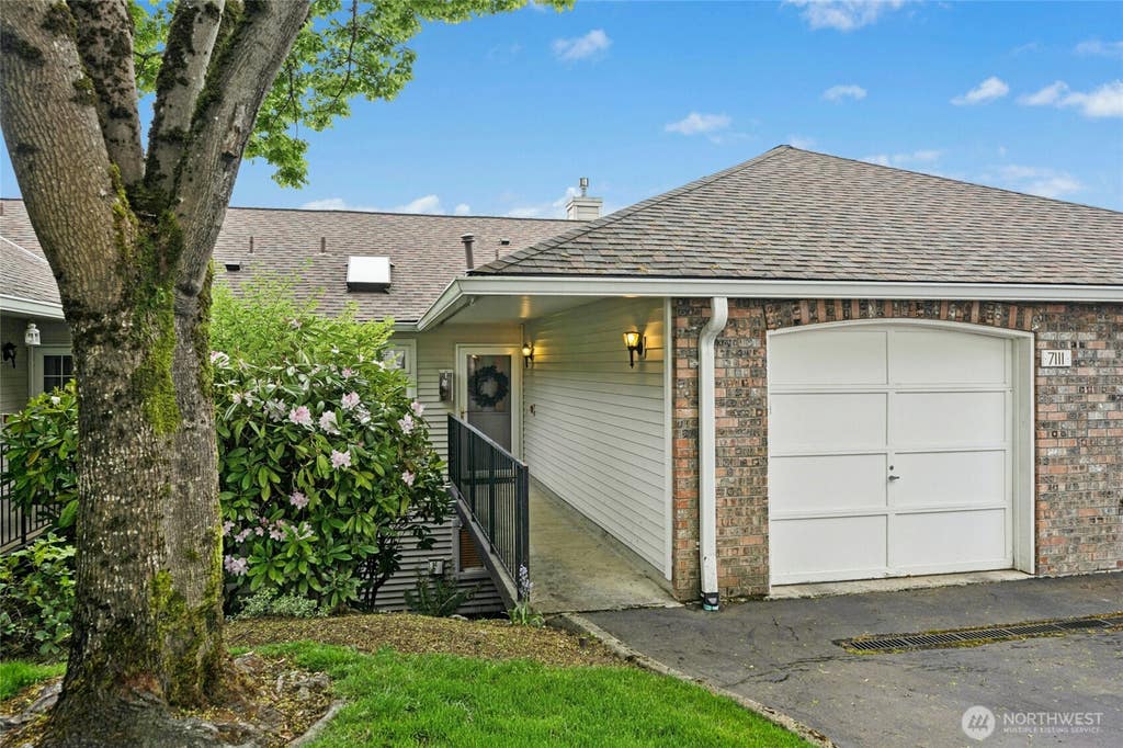Photo of 7111 134th Court SE #D3, Newcastle, WA 98059 (MLS # 2569747)