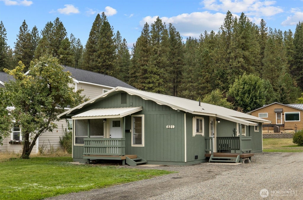 Photo of 821 E Fourth Street, Cle Elum, WA 98922 (MLS # 2582475)