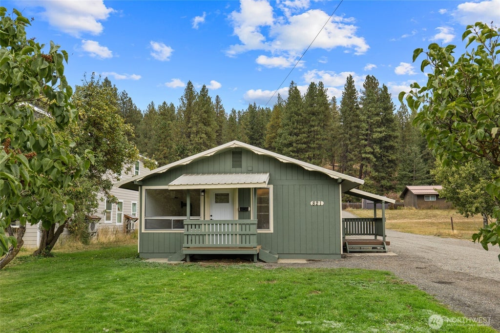 Photo of 821 E Fourth Street, Cle Elum, WA 98922 (MLS # 2582475)