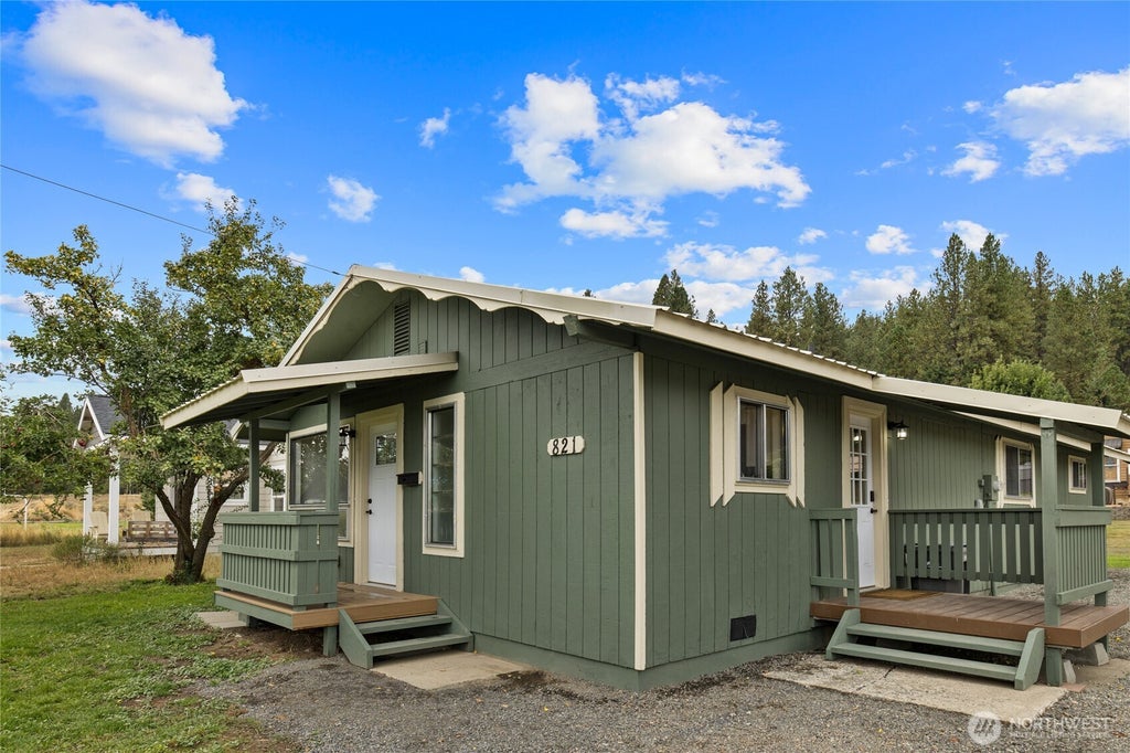 Photo of 821 E Fourth Street, Cle Elum, WA 98922 (MLS # 2582475)