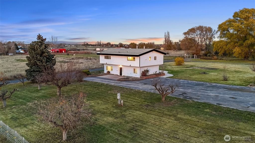 Photo of 5103 Road 1.9 NE, Moses Lake, WA 98837 (MLS # 2455346)