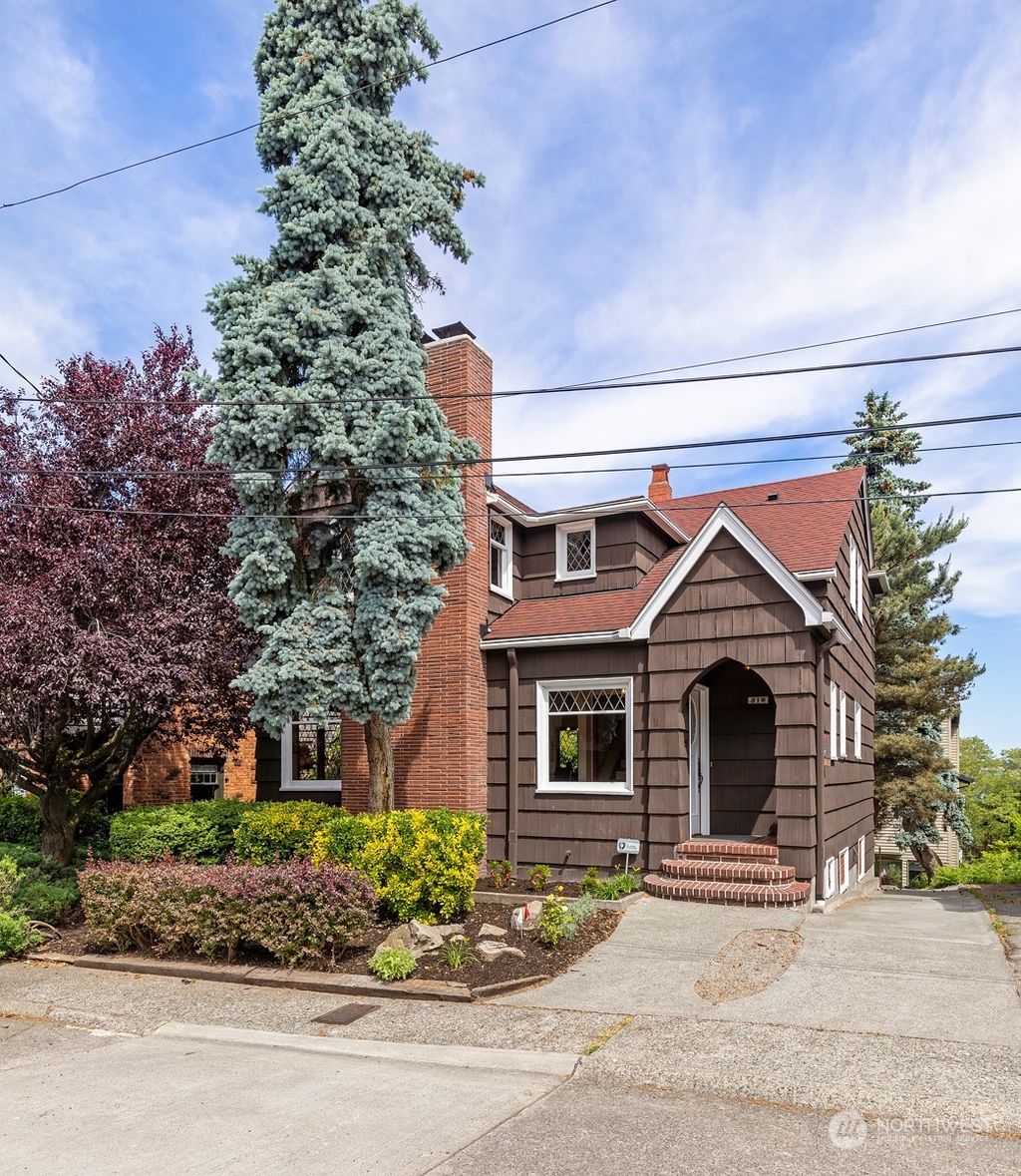 Photo of 318 Halladay Street, Seattle, WA 98109 (MLS # 2078392)