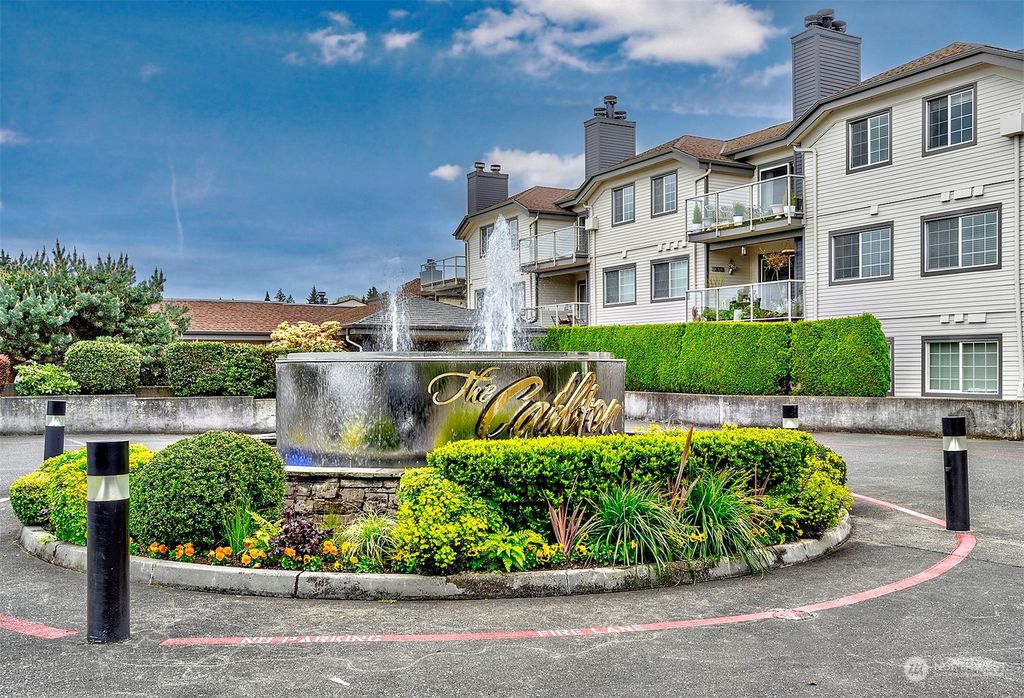 Photo of 2760 76th Avenue SE #208, Mercer Island, WA 98040 (MLS # 2134313)