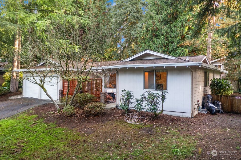 Photo of 12421 NE 65th Place, Kirkland, WA 98033 (MLS # 2175121)