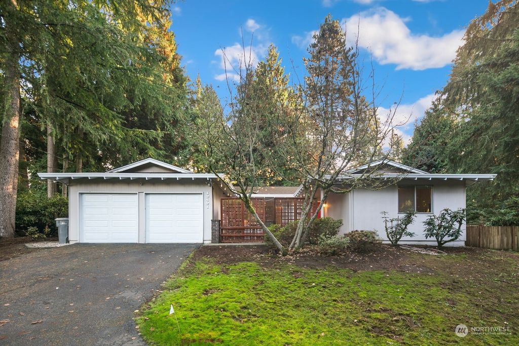 Photo of 12421 NE 65th Place, Kirkland, WA 98033 (MLS # 2175121)