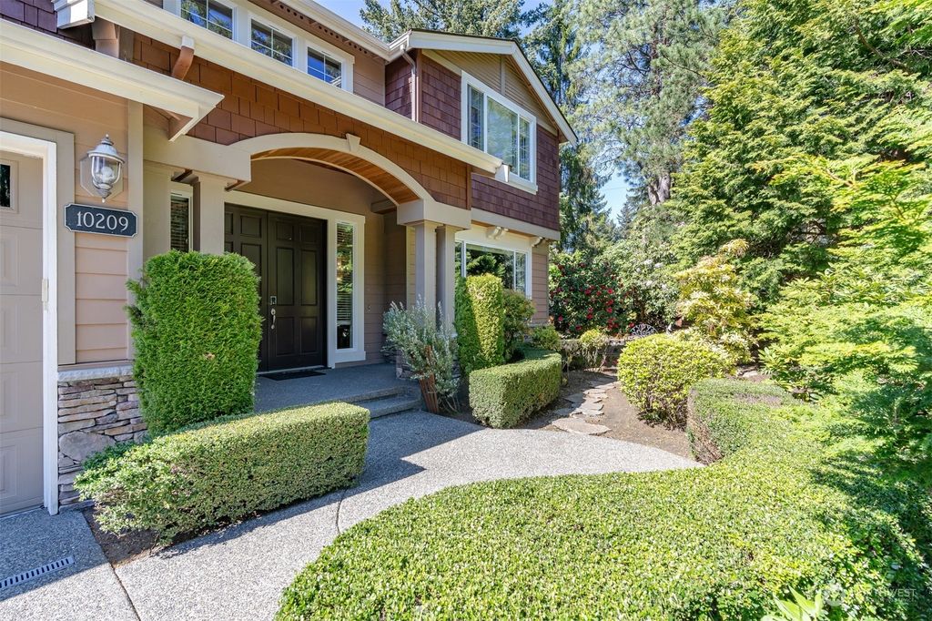 Photo of 10209 114th Place NE, Kirkland, WA 98033 (MLS # 2220279)