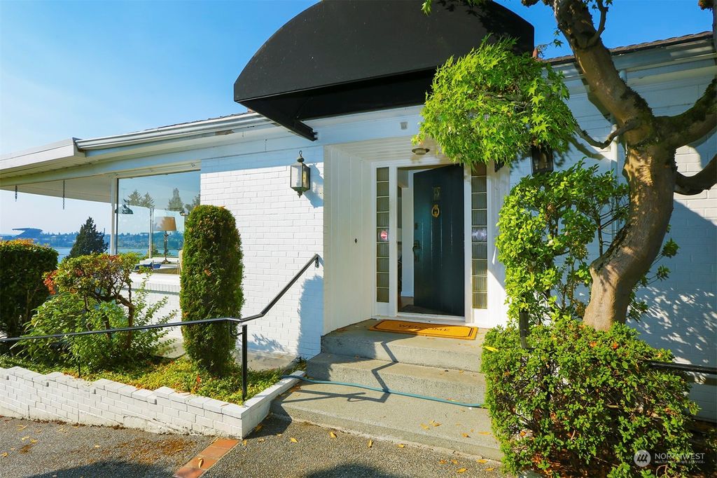 Photo of 3144 W Laurelhurst Drive NE, Seattle, WA 98105 (MLS # 2004354)