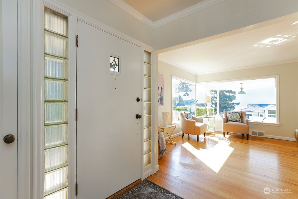 Photo of 3144 W Laurelhurst Drive NE, Seattle, WA 98105 (MLS # 2004354)