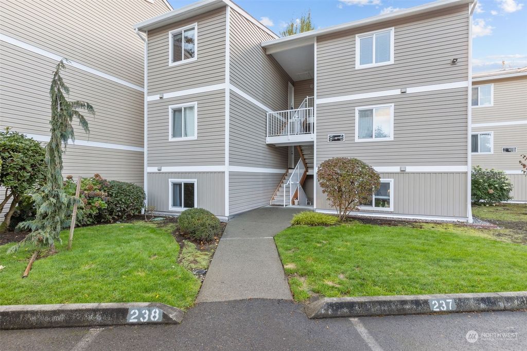 Photo of 12429 NE 130th Court #G106, Kirkland, WA 98034 (MLS # 2327157)