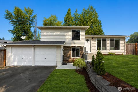 Photo of 12704 NE 142nd Court, Kirkland, WA 98034 (MLS # 2565858)