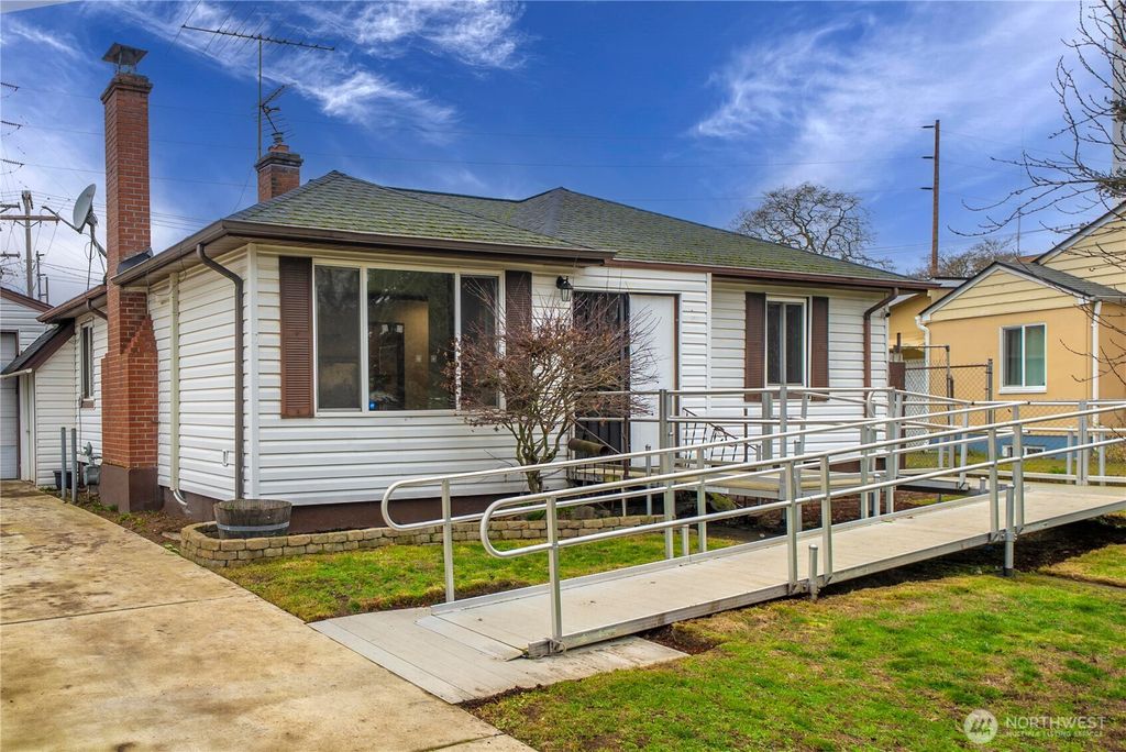 Photo of 18 Oak Park Drive SW, Lakewood, WA 98499 (MLS # 2470941)