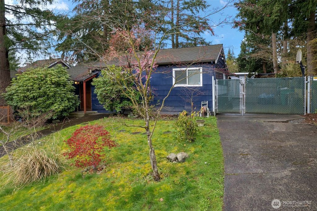 Photo of 727 N 201st Street, Shoreline, WA 98133 (MLS # 2357018)