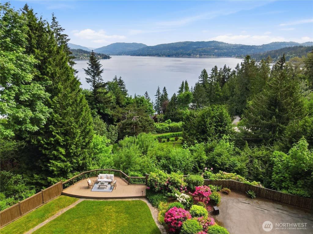 Photo of 639 W Lake Sammamish Parkway NE, Bellevue, WA 98008 (MLS # 2533681)