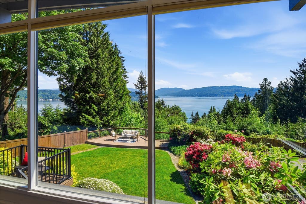 Photo of 639 W Lake Sammamish Parkway NE, Bellevue, WA 98008 (MLS # 2533681)