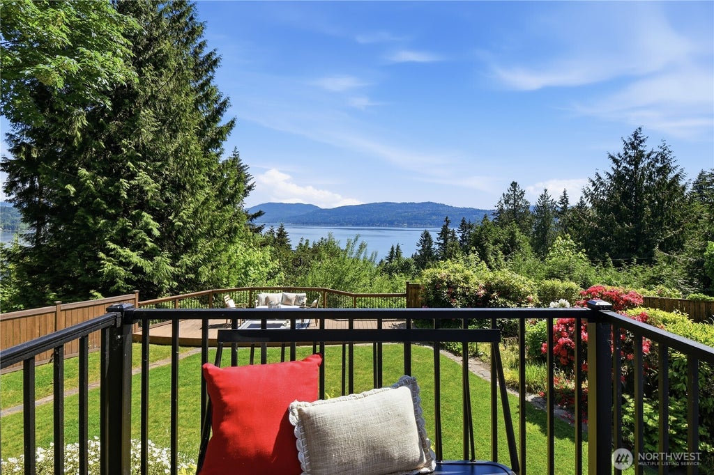 Photo of 639 W Lake Sammamish Parkway NE, Bellevue, WA 98008 (MLS # 2533681)
