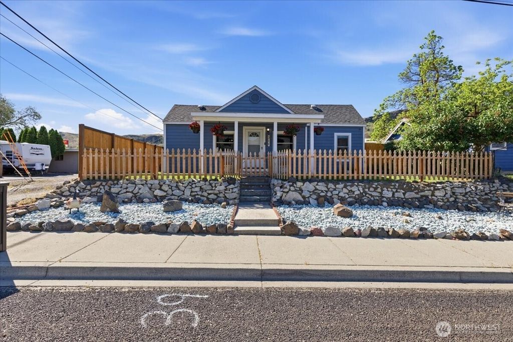 Photo of 311 Federal Avenue, Grand Coulee, WA 99133 (MLS # 2512559)