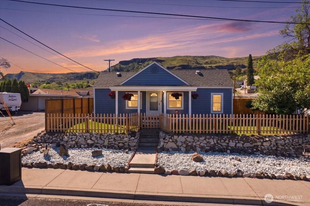 Photo of 311 Federal Avenue, Grand Coulee, WA 99133 (MLS # 2512559)