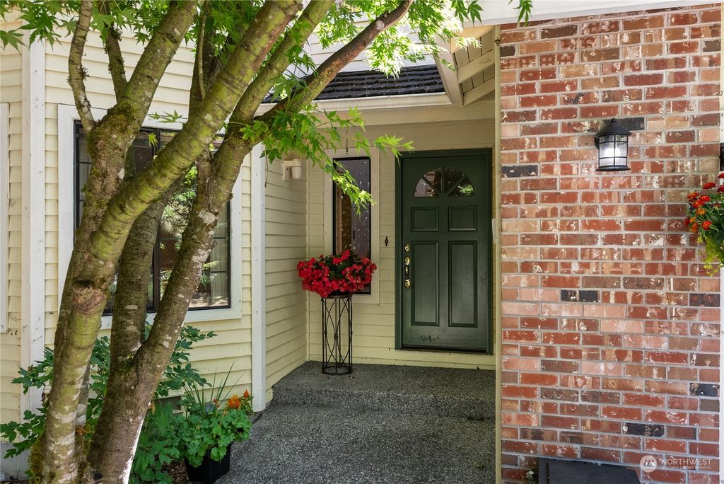 Photo of 2706 NE 184th Place, Lake Forest Park, WA 98155 (MLS # 2141017)