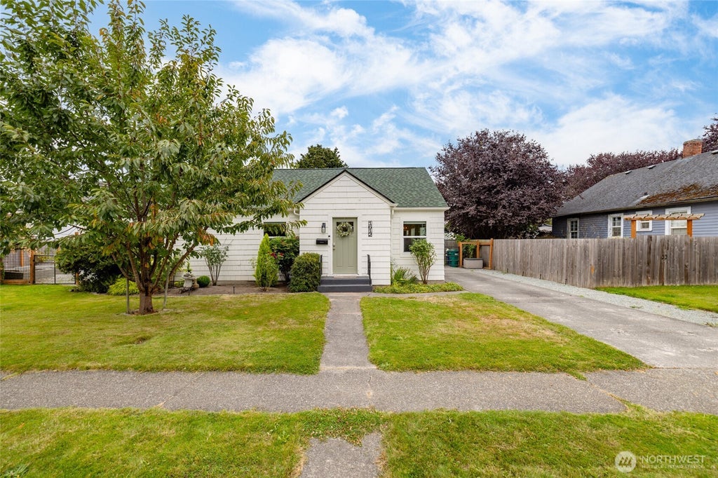 Photo of 1612 Cleveland Avenue, Mount Vernon, WA 98273 (MLS # 2586605)