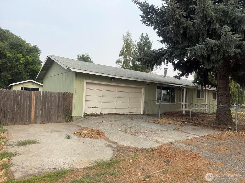 Photo of 412 S Washington ST, Goldendale, WA 98620 (MLS # 2567939)