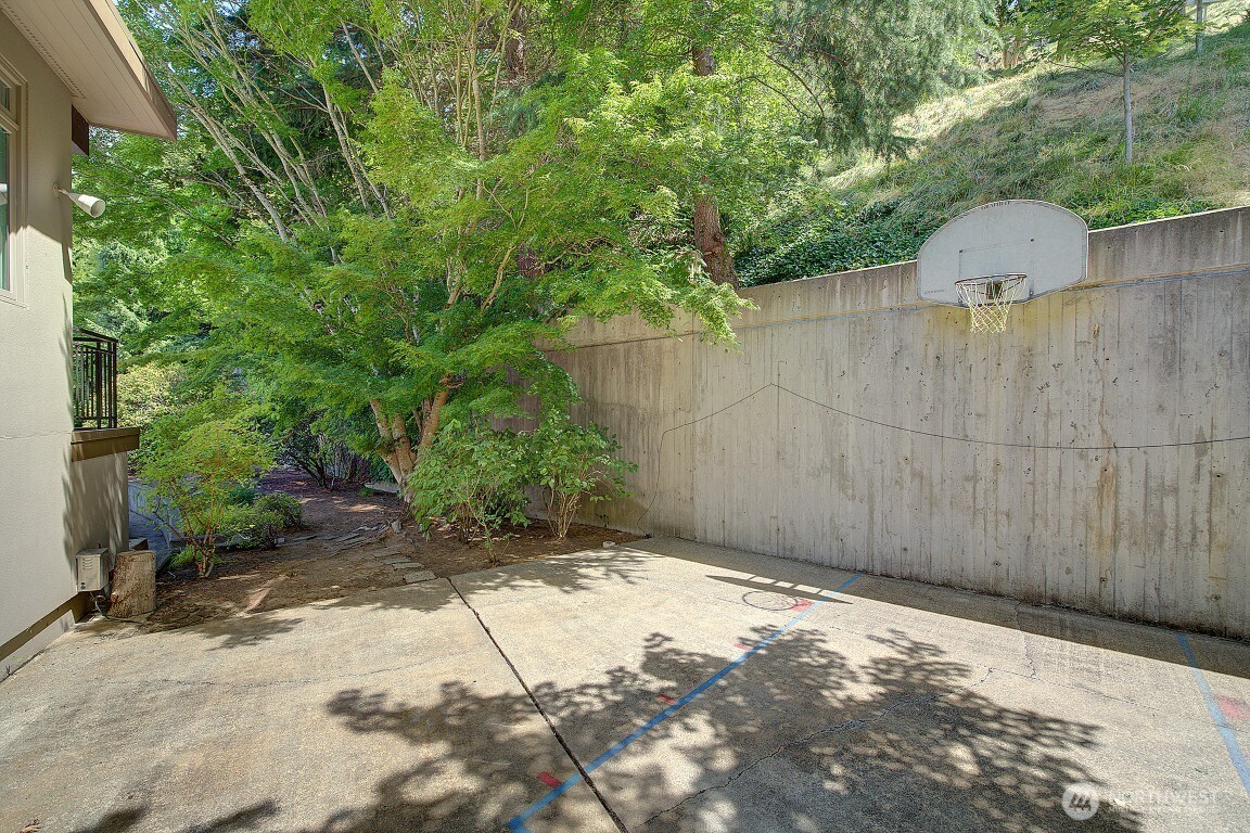 1605 73rd Avenue NE