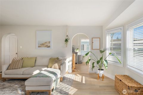 Photo of 815 NE 2nd Avenue NE, Puyallup, WA 98372 (MLS # 2479587)