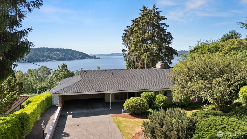 Photo of 5669 NE 180th Street, Kenmore, WA 98028 (MLS # 2387518)