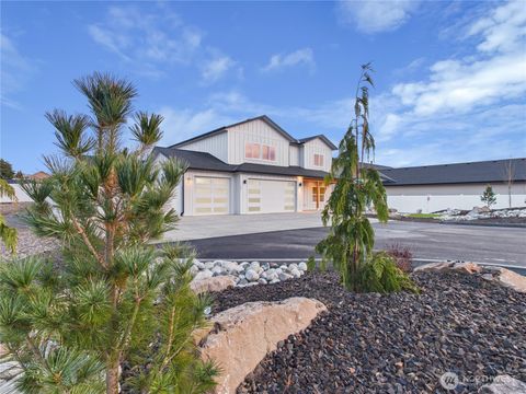 Photo of 857 NE Tyler Place, East Wenatchee, WA 98802 (MLS # 2560131)